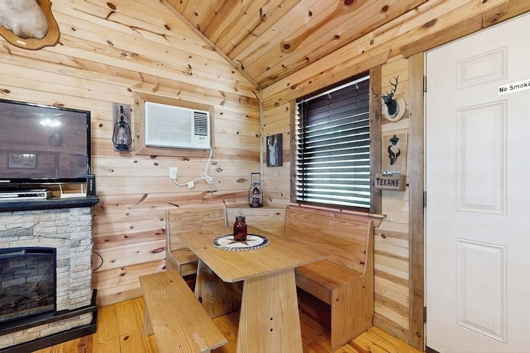 Room 5, Dog-friendly Gem on 11 Acres With Valley Views, Deck, Gas Grill, Fireplace, Gillespie