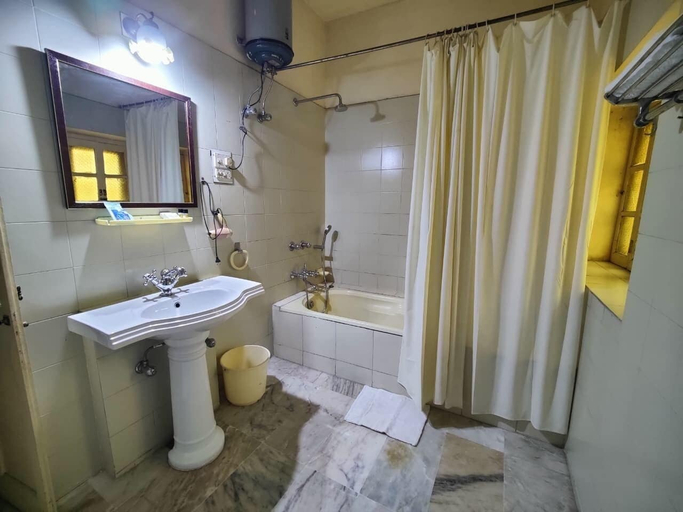 Bathroom 3, Palkiya Haveli - A Heritage Home, Kota