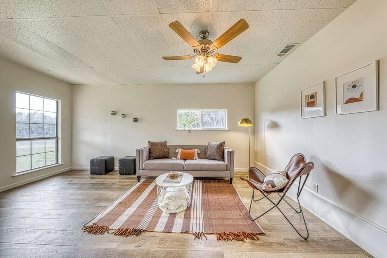 Living area 2, Relaxing Family-friendly Home - Firepit, Playground & River Access, Williamson