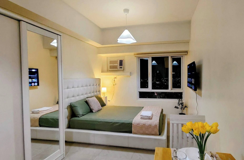 Room 2, Bella Suite Netflix Pool Great View, Makati City