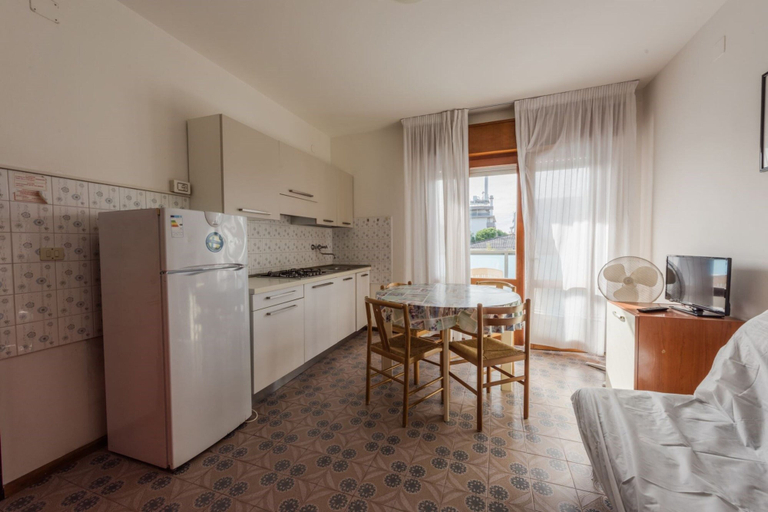 Private kitchen, Cozy Flat Next to the sea in Bibione-beahost, Venezia