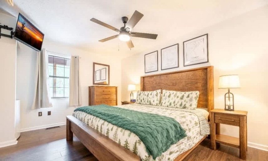 Room 3, Cozy Cabin Close to Dollywood Dog Friendly, Sevier