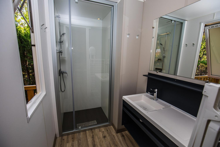 Bathroom, Camping Le Paradis Carcans Lacanau, Gironde
