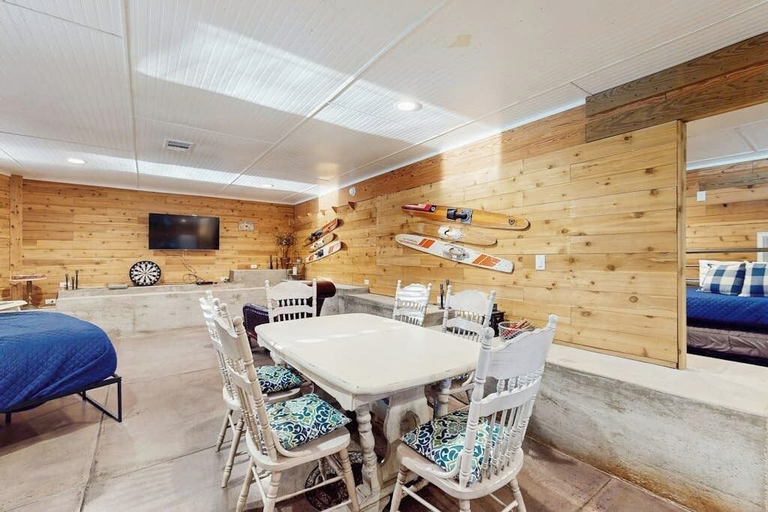 Room 2, Opulent Waterfront Home With Dock, Firepit & Stunning River View, Burnet