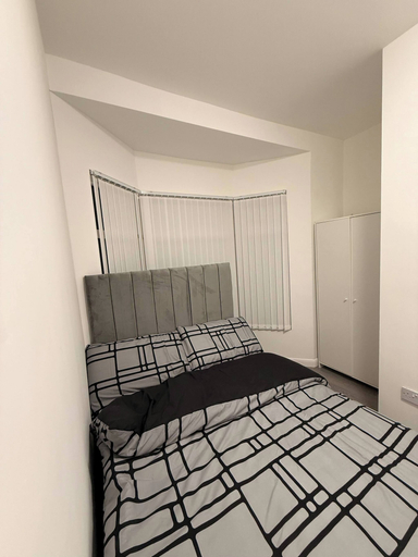Room 3, Stylish Dream Home With 4 En-suite Bedrooms, Sefton