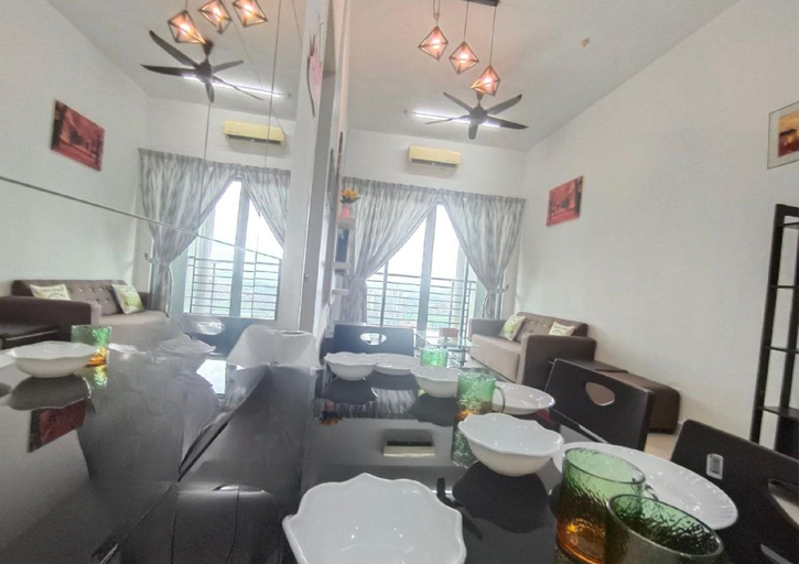 Food & Drinks 5, #DP8, Airy Pool View Stay Above D’Pulze Mall, Sepang