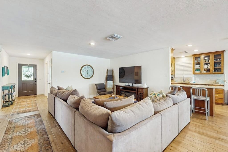 Living area 2, Waterfront Home With Kayaks, Game Room, Firepit, & Enormous Deck, Llano