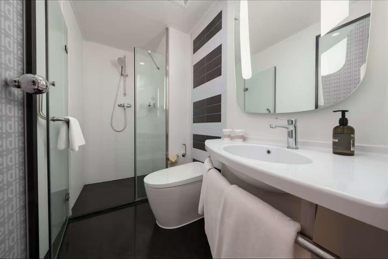 Bathroom 3, Ibis Beijing Dongdaqiao Hotel, Beijing