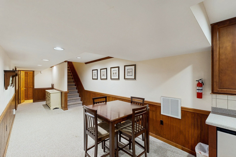 Room 2, Spacious Lakefront House W/private hot Tub, Deck, Fire pit & Grill, Spotsylvania