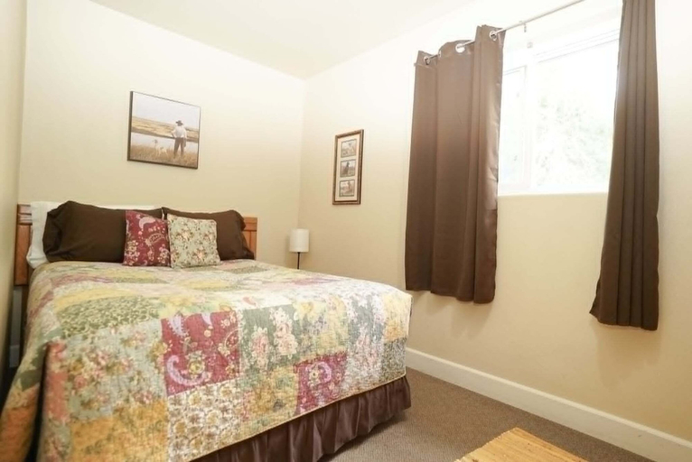 Room 5, Beartooth Suites, Carbon