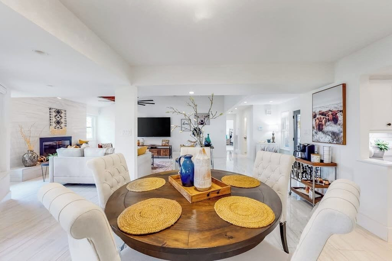 Room 2, Peaceful Mid-century Escape With Screened Porch & Lake Access, Travis