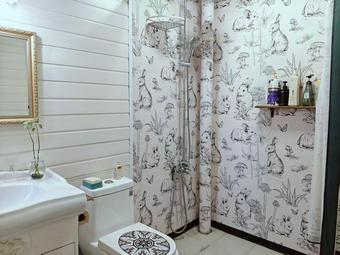 Bathroom 3, koko's garden and cats, Chengdu