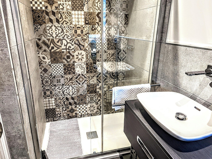 Bathroom 3, Places to Stay in Darlington With Free Parking, Darlington
