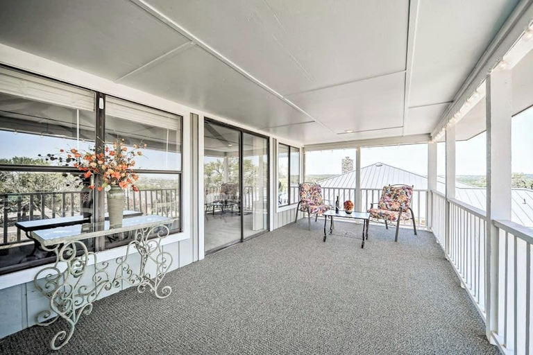 Outdoor dining, Snowbird-friendly House With Game Room, Full Kitchen, Balcony & W/D, Kerr