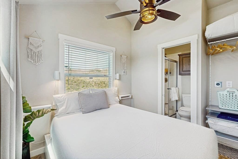 Room 4, Modern Tiny Home With Loft, Kitchen, Cozy Patio and Shared Pools, Great Location, Gillespie