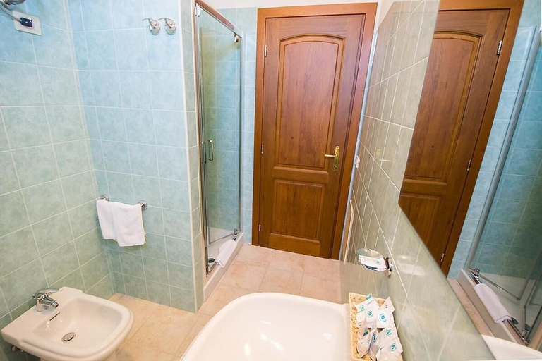 Bathroom 4, Relaxing Le Residenze del Maria Rosaria Num2215, Nuoro