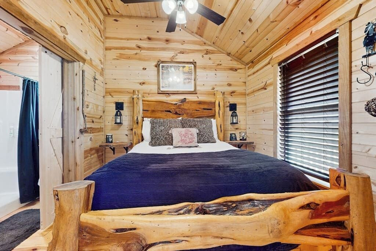Room 2, Dog-friendly Gem on 11 Acres With Valley Views, Deck, Gas Grill, Fireplace, Gillespie