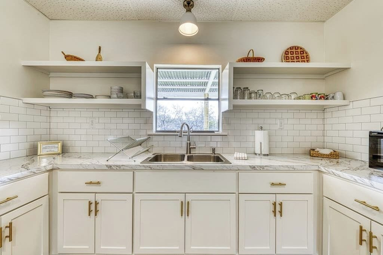 Private kitchen 4, Cozy Home Near River Access With Firepit & Playground, Williamson
