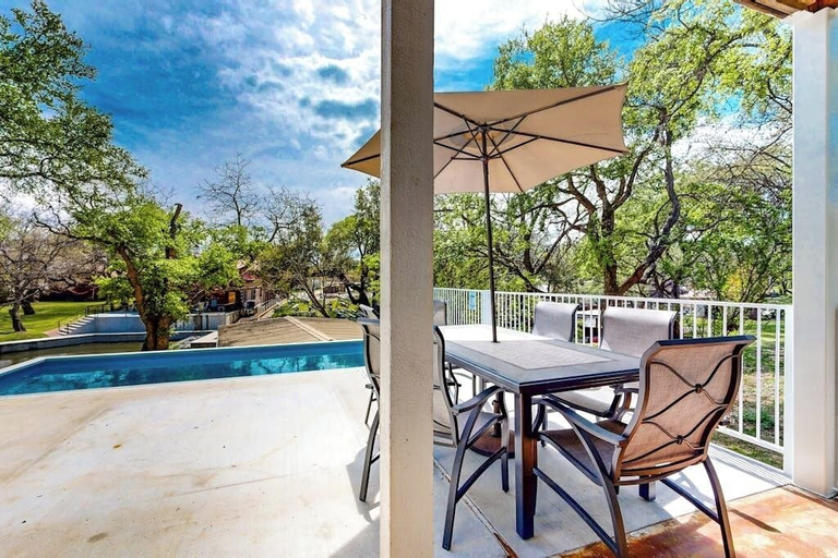 Outdoor dining 3, Waterfront Home With Game Room, Decks, Pool, Smart Tvs, Kayaks, & Gas Grill, Llano