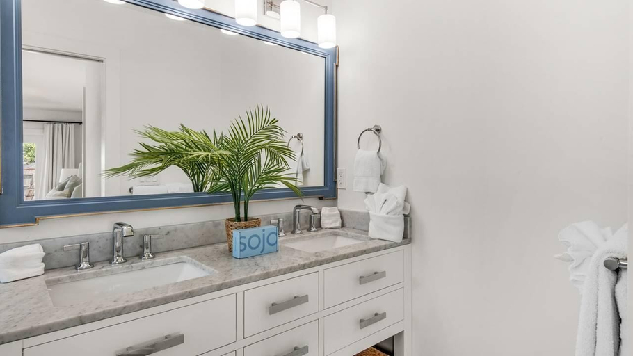 Bathroom 2, A Salty Cru, Bay