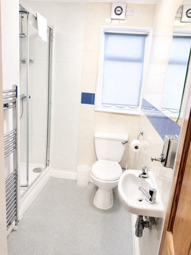Bathroom 4, All Seasons Gatwick Guest House, Surrey