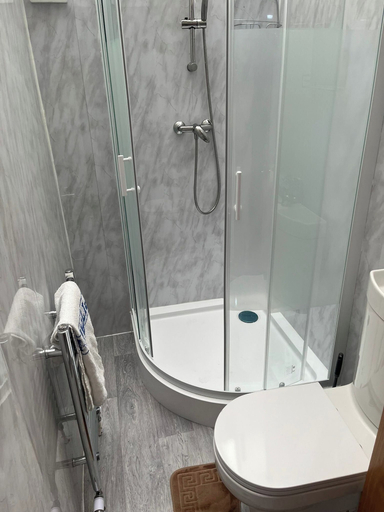 Bathroom 5, House Sleeps 6 with Parking, Sheffield