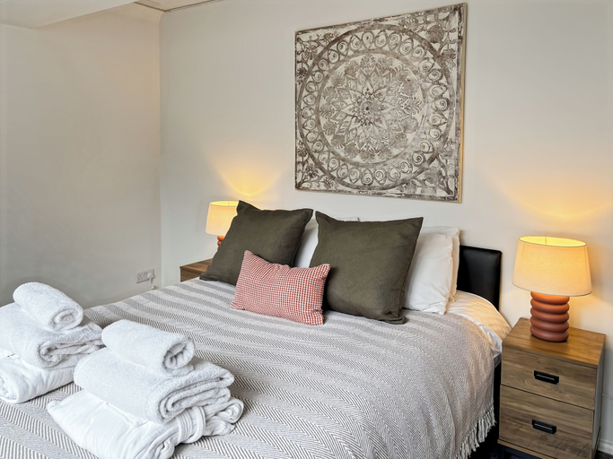 Room 5, Charming Retreat With Hot Tub & Sauna Sleeps 4, East Sussex