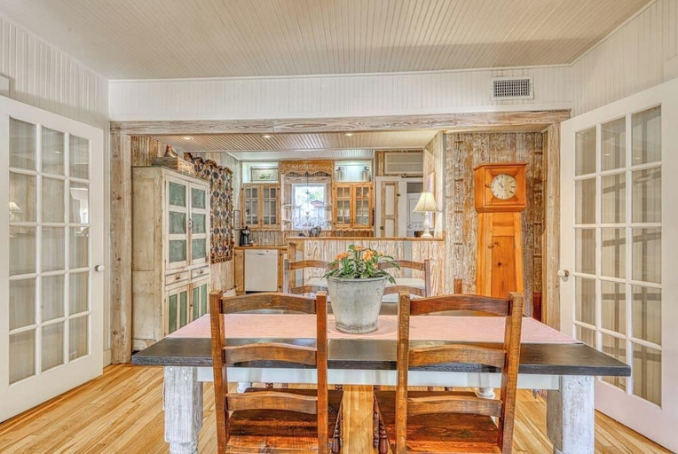Room 3, Historic Farmhouse With Lush Covered Patio - Near Wineries & Main St, Gillespie