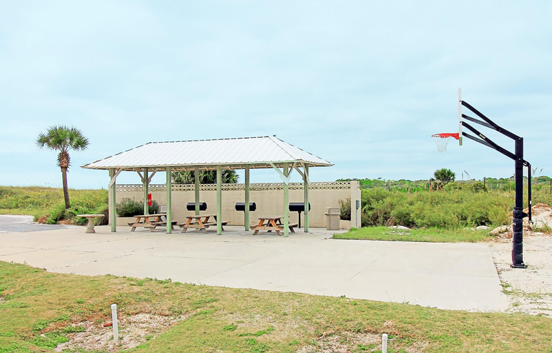 Outdoor dining 4, Pinnacle Port C3-701, Bay