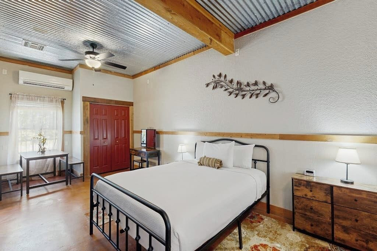 Room 2, Romantic, Dog-friendly Cabin With On-site Courtyard, Close to Wineries, Gillespie