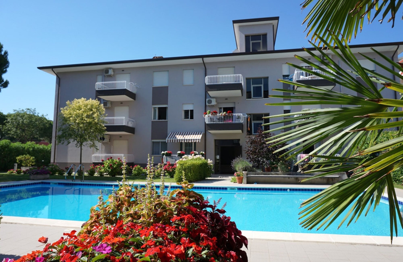 Pool 2, Beachside Flat With Shared Pool, Venezia