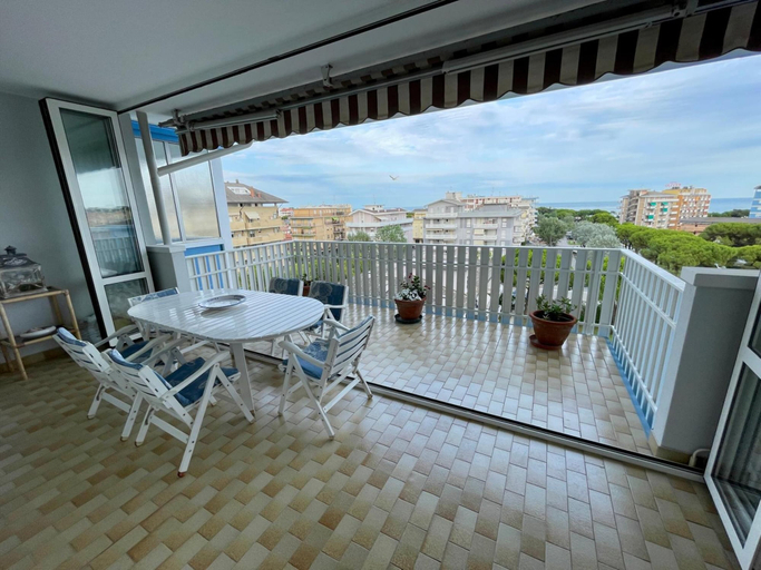 Balcony, Poolside Apartment With an Enchanting Terrace, Venezia