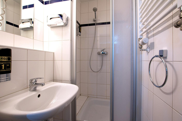 Bathroom 5, a&o Munich Laim, München