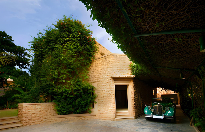 Exterior & Views