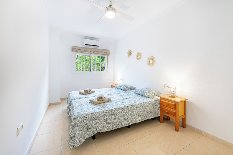 Room 2, Spain Breaks - 2 bed apt With 2 Pools, Airco, Wifi, Málaga