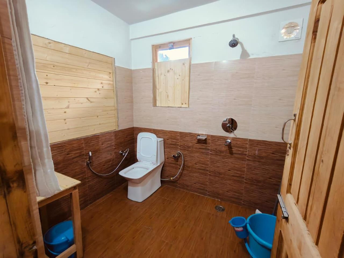 Bathroom 3, Tirthan Majestic View Home Stay , Kullu