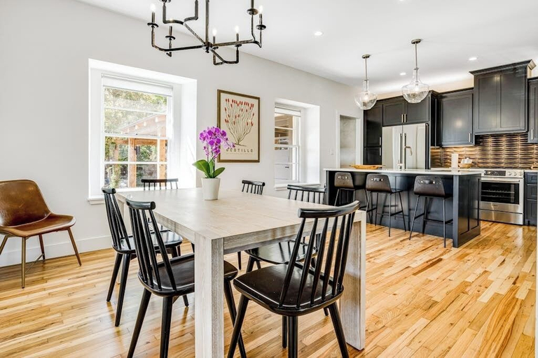 Room 2, Historic Home a Block From Main St With Hot Tub, Sauna, Fast Wifi & Firepit, Gillespie