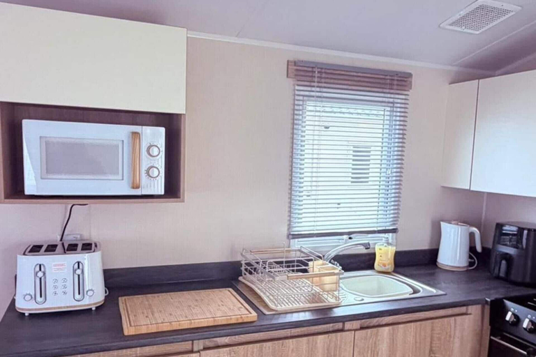 Private kitchen 2, 2-bed Caravan - Sleeps 6 - Pet Friendly - Parking, Lincolnshire