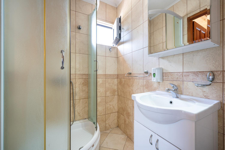 Bathroom 3, Dekovic Apartments