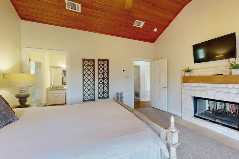 Room 3, Regal Riverfront Home With 2 Cabins - 2 Miles to Marina, Travis