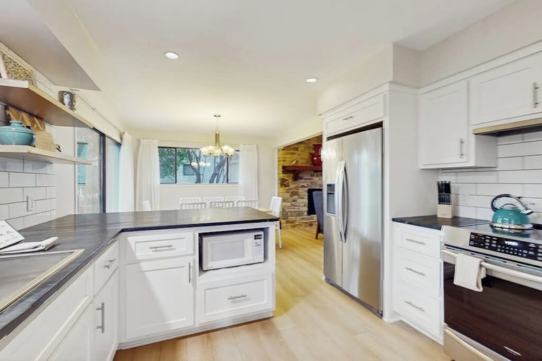Private kitchen 2, Cozy Dog-friendly Home With Full Kitchen, Patio & Backyard, Close to Golf Course, Llano