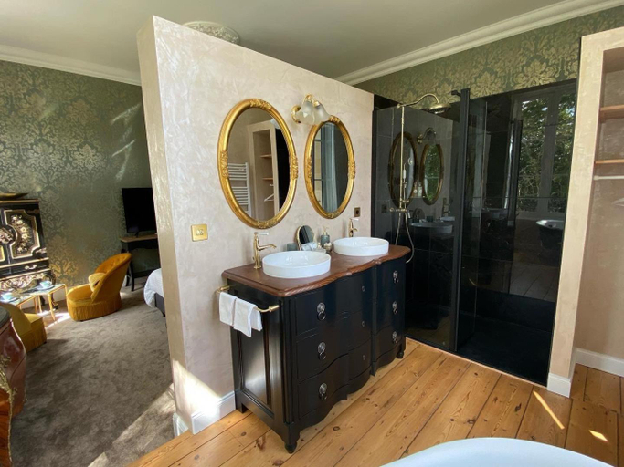 Bathroom 5, Chateau Bois-Martin, Gironde