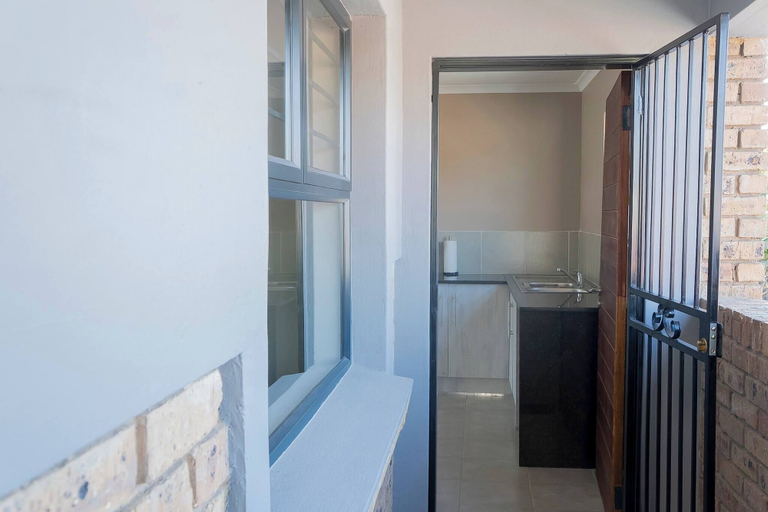 Interior 5, No4 Airville Slate,9 min Drive to Cresta Mall, City of Johannesburg