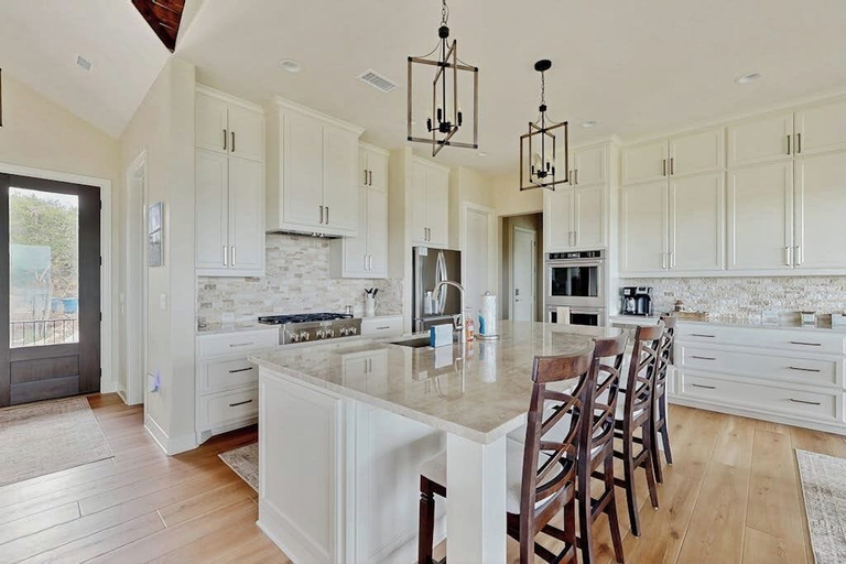 Private kitchen 4, Spacious House With Ping-pong and Pool Table, Balcony With Water and Sunset View, Travis