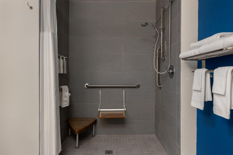 Bathroom, Spark by Hilton Artesia, Eddy