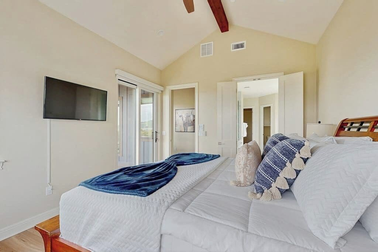Room 3, Spacious House With Ping-pong and Pool Table, Balcony With Water and Sunset View, Travis