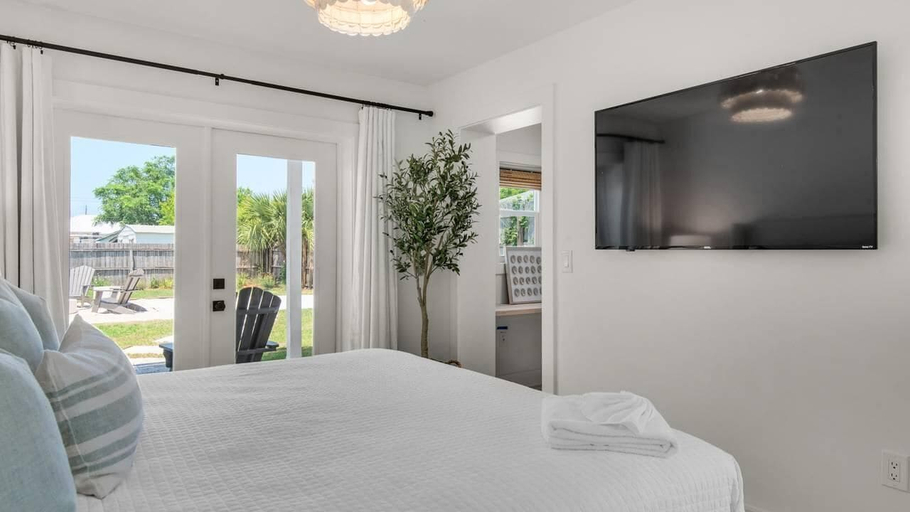 Room 4, A Salty Cru, Bay