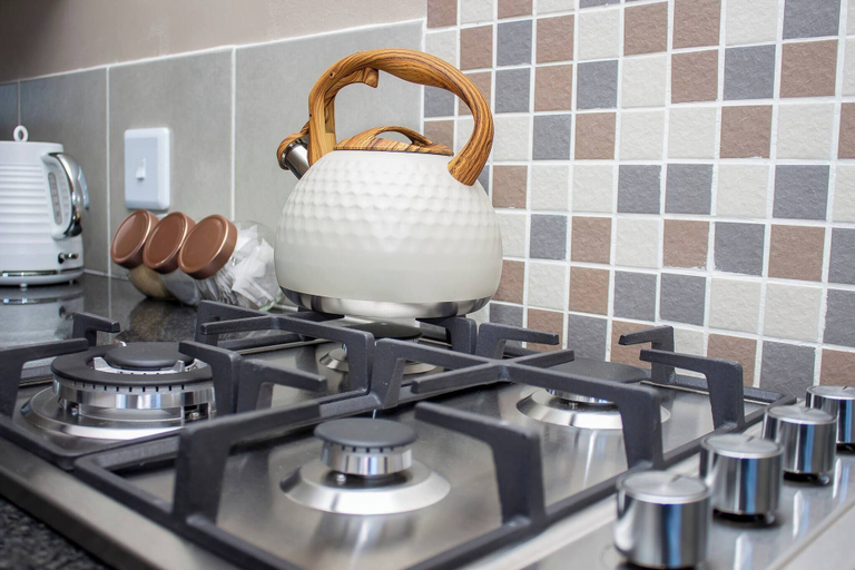 Private kitchen, No4 Airville Slate,9 min Drive to Cresta Mall, City of Johannesburg