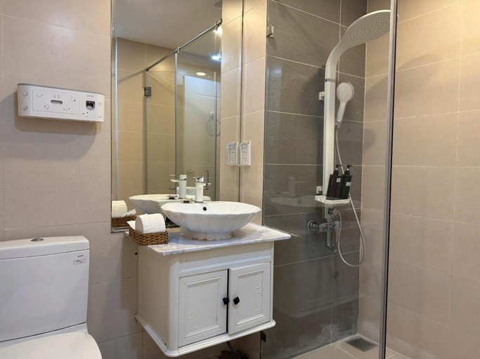 Bathroom 5, Sunrise city, District 7
