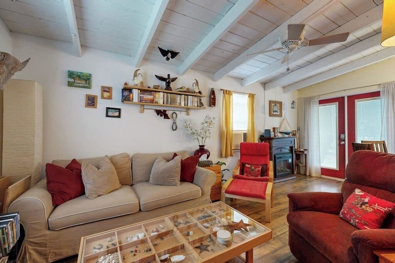 Living area 5, Cozy Dog-friendly House Near Water With Enclosed Yard, Grill, & Equipped Kitchen, Burnet